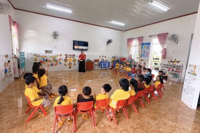 LET’S LEARN ENGLISH WITH US